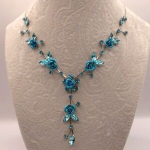 Elegant Metalic Blue Floral Necklace